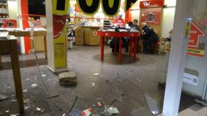 بورصة التركية.. سرقة موبايلات بقيمة 100،000 ليرة في 10 ثواني (فيديو)