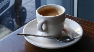 طبيب روسي يحث المصابين بـ أوميكرون التخلي عن القهوة