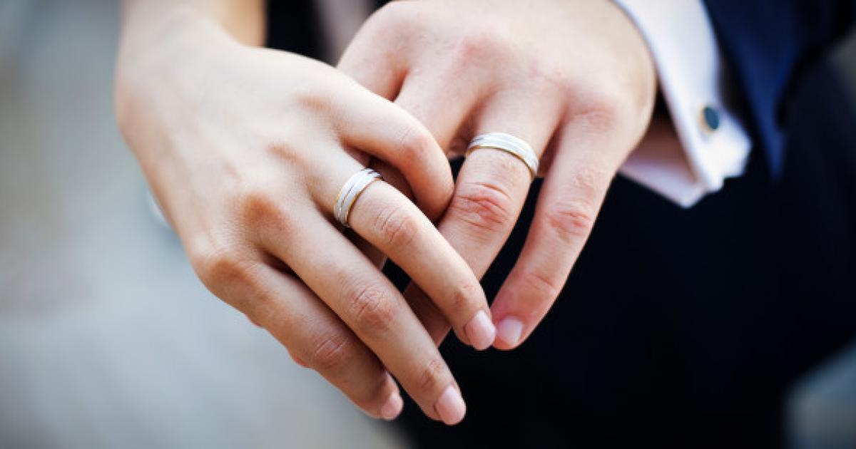 سيدة تعرض زوجها للبيع في مزاد علني.. والسعر صادم! 1