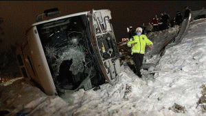 25 جريح في انقلاب حافلة سياح بأرضروم