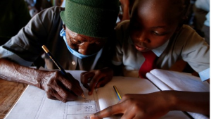 عمرها 98.. عجوز تعود الى الدراسة وتحلم بان تصبح طبيبة