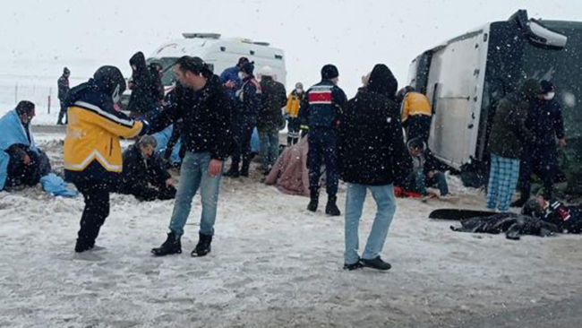 قتلى وجرحى في حادث انقلاب حافلة ركاب في يوزغات 19