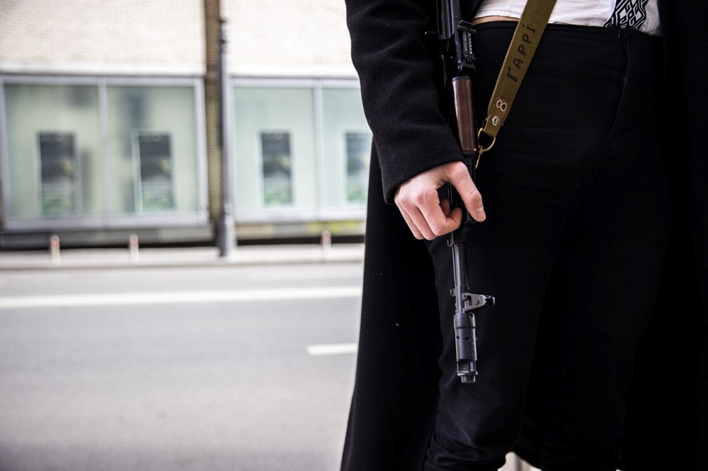 أصغر نواب البرلمان الأوكراني يحمل السلاح ويتجول في شوارع كييف (صور) 24