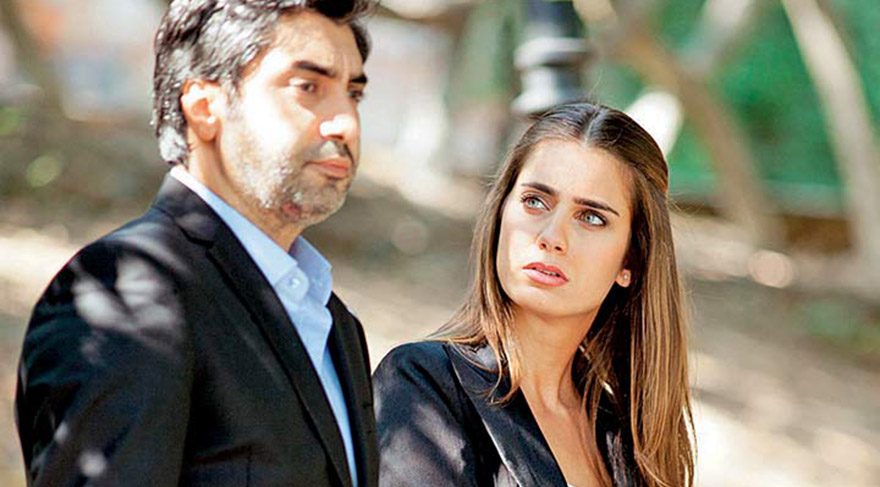  المدعية ليلى في وادي الذئاب بظهور نادر وجمالها يخطف الأنفاس: "تحيا العزوبية"! 26