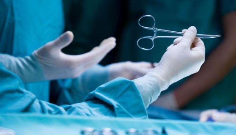 رجل يكتشف سنا يبلغ طوله 15 ملم داخل أنفه