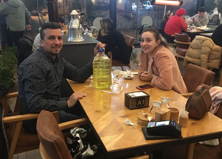  تركية تهدي زوجها غالون بنزين بمناسبة عيد الحب (فيديو) 11