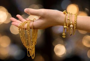 رجل أعمال يهدي عروسه وزنها ذهبا في دبي (فيديو)