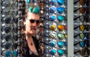 هل ارتداء النظارات الشمسية المقلدة تسبب ضررا للعين؟.. “الغذاء والدواء” تجيب