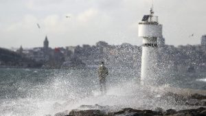 تحذير من عاصفة قوية في شمال بحر إيجة