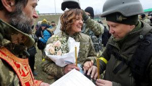 فيديو.. زفاف جنديين أوكرانيين بالزي العسكري والخوذة