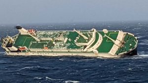 شاهد لحظة غرق سفينة إماراتية على متنها 30 شخصًا (فيديو)