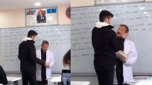 طالب تركي يتحرش بمعلمه داخل الفصل الدراسي (فيديو)