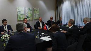 تشاووش أوغلو يتجهز لجمع وزيري الدولتين المتحاربتين