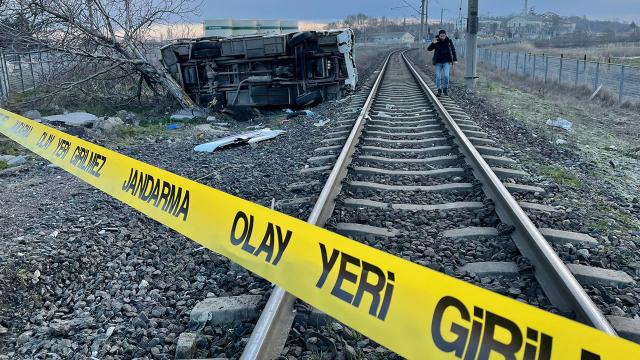 اصطدم قطار شحن في حافلة عمال بمدينة كيركلاريلي  13