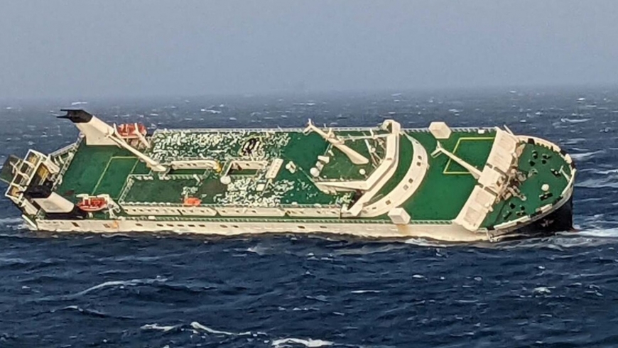 شاهد لحظة غرق سفينة إماراتية على متنها 30 شخصًا (فيديو) 9