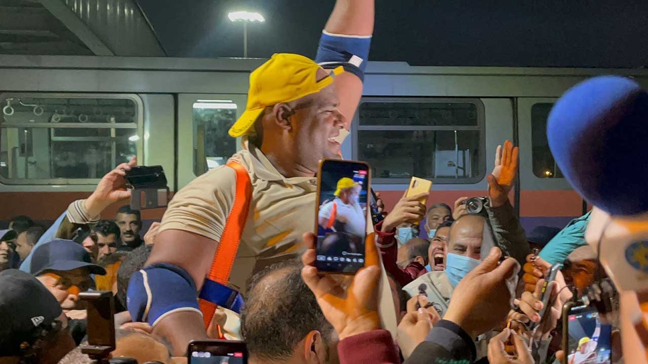 مصري يسحب مترو الأنفاق بذراعيه ويدخل غينيس! 9