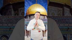 الشيف التركي بوراك يؤدي صلاة الجمعة في باحات المسجد الأقصى (فيديو)