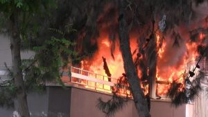 إزمير.. حريق كبير يلتهم أحد المجمعات السكنية