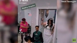 جرته العروس بحبل من عنقه .. عريس يلعب دور”الكلب” ليلة زفافه (فيديو)