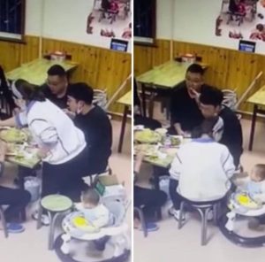 رضيع يغافل والدته ويسحب الكرسي.. شاهد لحظة سقوطها أرضا على ظهرها