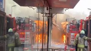  حريق ضخم يلتهم سيارة إطفاء ويمتد إلى 5 مباني في إسطنبول