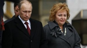 طليقة بوتين تخرج عن صمتها وتكشف أسرارا عن علاقتهما وسبب طلاقهما