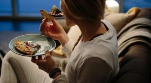 أضرار تناول الأطعمة قبل النوم مباشرة