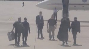شاهد .. عملية تبادل سجينين أمريكي وروسي في مطار تركي!