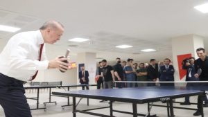 أردوغان يلعب التنس مع الطلاب الجامعيين في اسطنبول (فيديو)