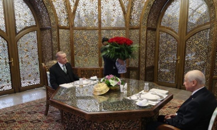 سر 99 وردة حمراء أهديت لأردوغان على مائدة الإفطار 25