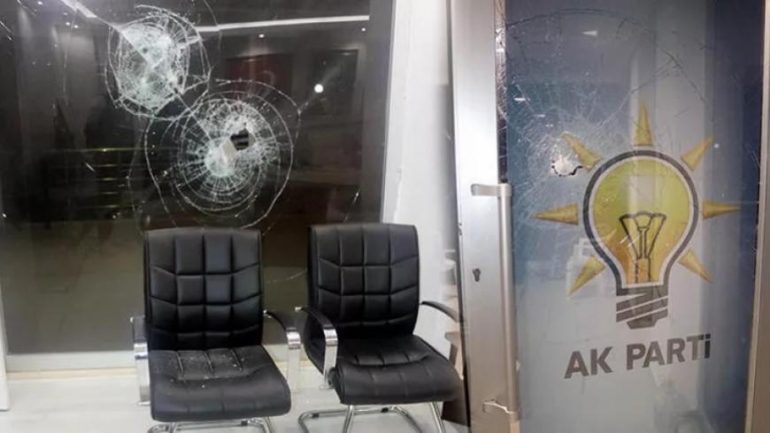 مواطن تركي يعتدي بالحجارة على مبنى حزب العدالة والتنمية الحاكم في مرسين 11