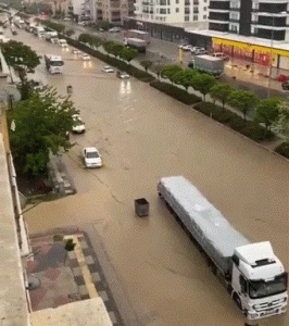 زخات المطر تحول بعض الشوارع إلى بحيرة في أنقرة (فيديو)