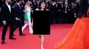 امرأة بدون ملابس تقتحم مهرجان كان السينمائي وتصرخ أمام المصورين! (فيديو)
