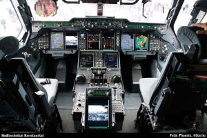 مدرب طيران يختلي بطالبته ويمارس الرذيلة معها  في الجو خلال رحلة تدريب (فيديو)