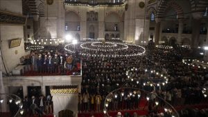 آلاف المسلمين يؤدون صلاة عيد الفطر بإسطنبول