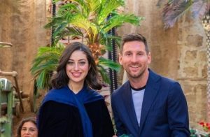 لاعبة المنتخب السعودي فرح جفري تقدم هدية لميسي