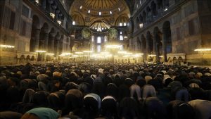 والي إسطنبول يكشف عن عدد زائري مسجد آيا صوفيا في أول أيام عيد الفطر المباركـ