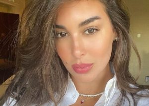 ياسمين صبري تظهر مع شاب أكثر أنوثة منها في طائرتها الخاصة والتعليقات محظورة! (صور)