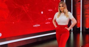 مذيعة تركية شهيرة تشعل مواقع التواصل برقصة الورك 