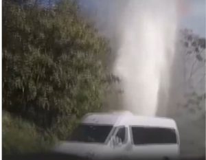 انفجار أنبوب مياه بإسطنبول يحوّل الشارع إلى بحيرة