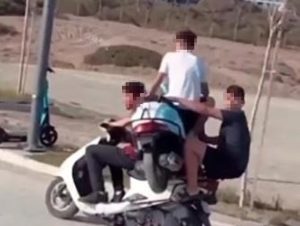 فيديو مثير للرعب.. تحميل دراجة نارية على دراجة أخرى و3 أشخاص يسافرون على متنها إلى أنطاليا 