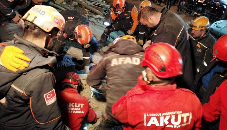 تدريب على محاكاة وقوع زلزال في اسطنبول