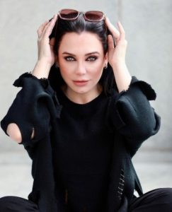 سلاف فواخرجي تشعل مواقع التواصل بإطلالتها الناعمة وبثيابها الممزقة 29