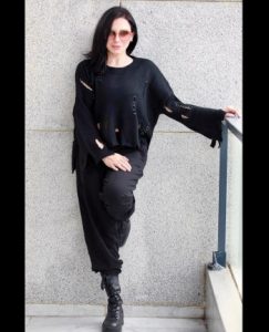 سلاف فواخرجي تشعل مواقع التواصل بإطلالتها الناعمة وبثيابها الممزقة 33