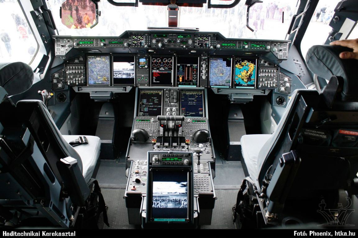 مدرب طيران يختلي بطالبته ويمارس الرذيلة معها  في الجو خلال رحلة تدريب (فيديو) 25