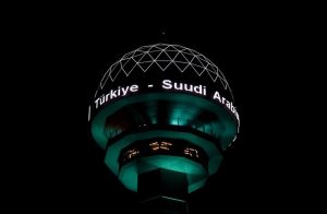 برج أتاكوله يحتفي بزيارة محمد بن سلمان إلى تركيا (فيديو)