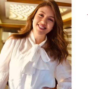 فنانة شهيرة تعلن تعرضها لعضة كلب في منطقة حساسة: نقلوني للمستشفى وبنزف