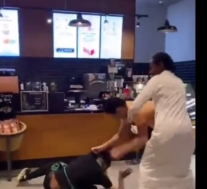 (فيديو) اعتقال شاب مصري في السعودية بعد اعتداءه على مواطن سعودي اثار الغضب على مواقع التواصل