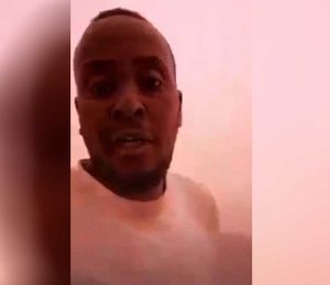 سوداني يطلب السماح من أهله قبل أن يموت عطشاً في الصحراء (فيديو)