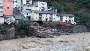 فيديو مرعب .. الفيضانات تجرف جسرا بأكمله شمال تركيا      